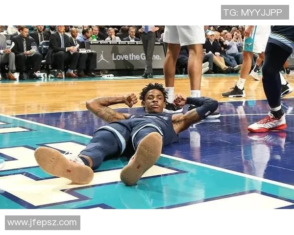 足球球星裸身挑战极限展现自信与力量的魅力瞬间